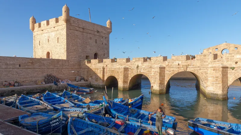 Port d'Essaouira : barques de pêche bleues au pied de la Skala du Port et de ses arches en pierre